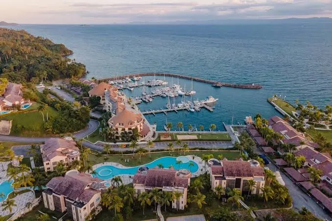 The Bannister Hotel & Yacht Club